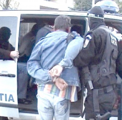 Găinari prinşi de poliţişti după o lună